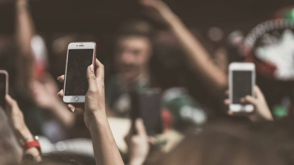 Люди держат свои Iphones 